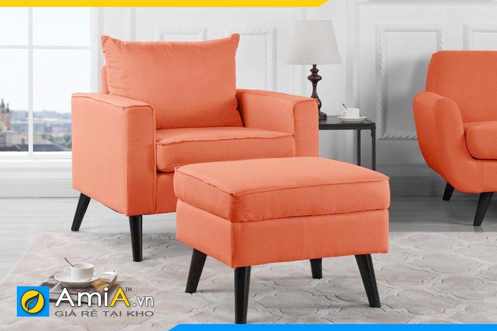 Cặp ghế đơn màu cam sẽ là điểm nhấn cho không gian màu cam nhạt