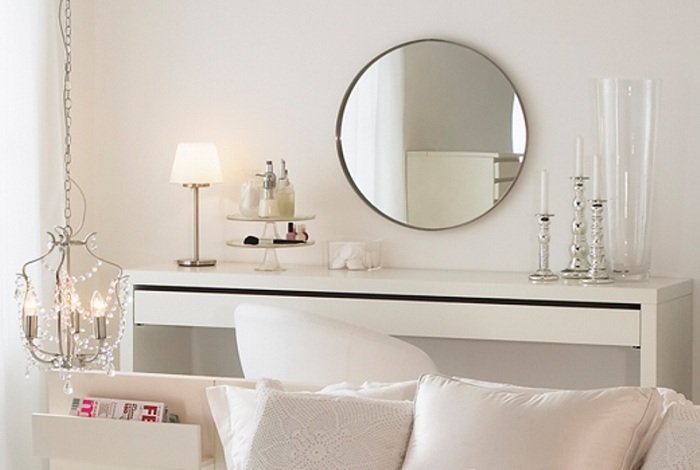 Hình ảnh cho mẫu bàn trang điểm nhỏ gọn đẹp màu trắng với thiết kế gương tròn gắn tường